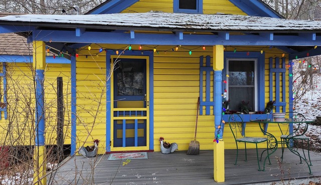 1930's 1 bedroom cottage updated with charm, pet friendly, near hiking trails