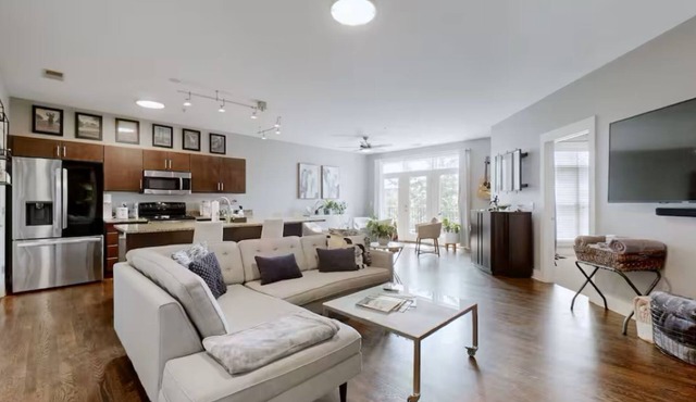 2 bed/2 bath Condo - Less than 1 Mile to Broadway!