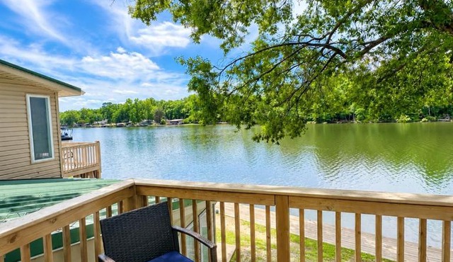 2 Bedroom Condo ON Lake Hamilton!