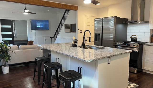 2-bedroom house in perfect Kingston with cool AC for relaxing stay