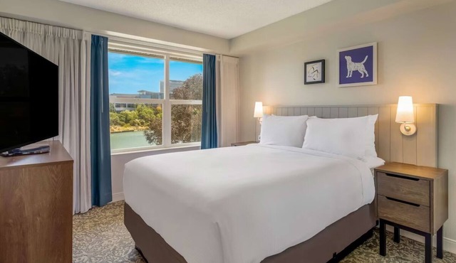 2 Bedroom Suites with Free Breakfast with Pool access near San Francisco Zoo