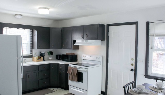 2 BR 1 Ba apartment, 2 min walk to Albany Med, w/off street parking & Washer/D
