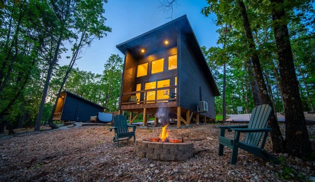 2 Cabins, Hot Tub, 3 mi to BNR