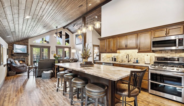 2 Miles to Going-to-the-Sun Road - Glacier NP – 8 Private Wooded Acres – Hot Tub