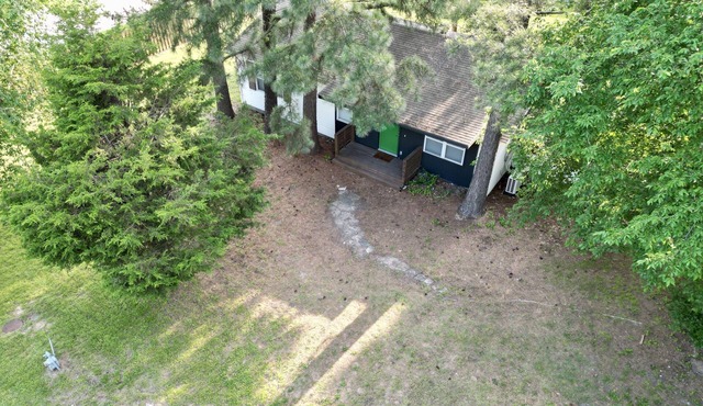 2 Queen Beds, Bunk, sleeps 7 on .5 acre. Great access to all NWA activities