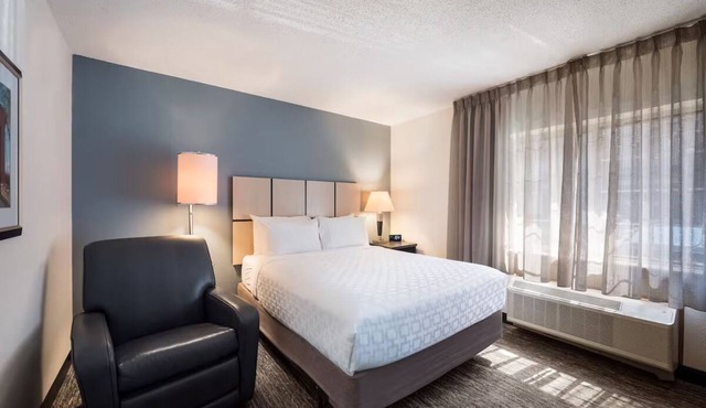 2 Queen Studio w/Kitchen & Free Parking l Near Palisades Center Mall
