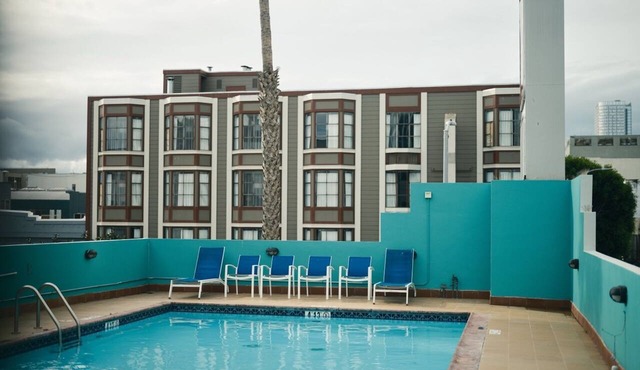 2 Stylish Units with Heated Rooftop Pools, Walk to SF Attractions