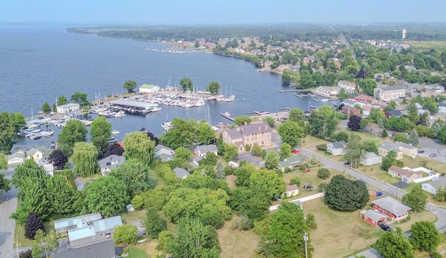 2BR Lake Ontario Suite King Bed, Historic Village, Walk to Waterfront & Dining