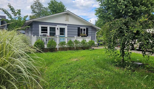 3 bedroom 2 bath Cottage with backyard space & patio