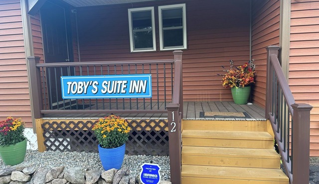 3-bedroom,Game room,2 day beds 4 sleepers,Sun room,deck with hot tub in Fort Ann