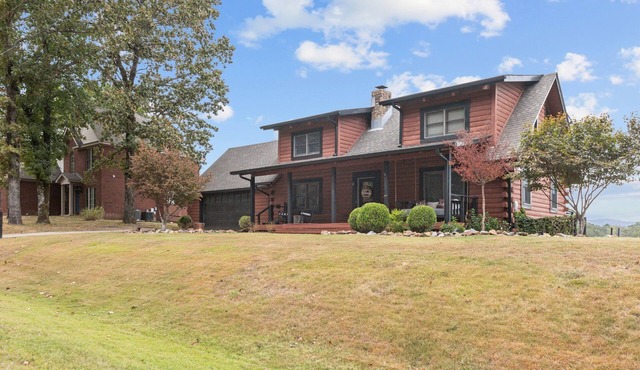 3-bedroom house on Lake Catherine in marvelous Hot Springs with hot tub and gym