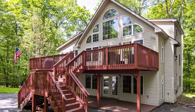 ★3000ft²★Family-Oriented★2 Living Spaces★XL Deck★Lakes/Beaches★Sleeps 16