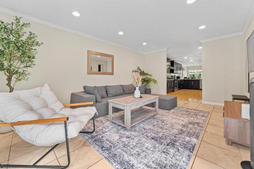 35674 - Newark Family-Friendly 4BR 3BA Retreat