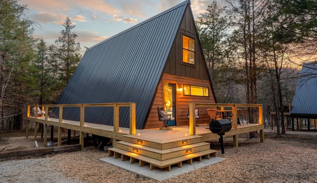 3BR Cabin Nestled by CricketCreek Private hot tub