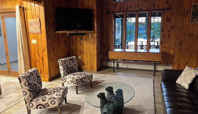 4-bedroom house in welcoming Warrensburg with Hot Tub