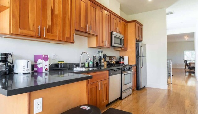 4 Bedroom Modern Flat w/City Views & Huge Deck