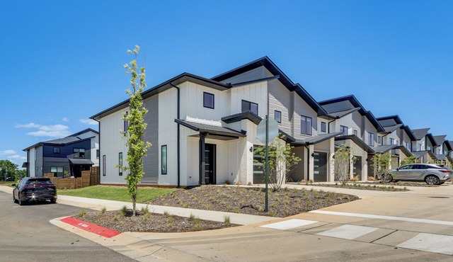 5 Mi to Walmart AMP: Modern Townhome w/Yard!