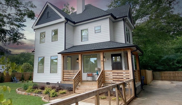 5BR/4BTH Retreat, Putting Green, Walk to Restaurants!