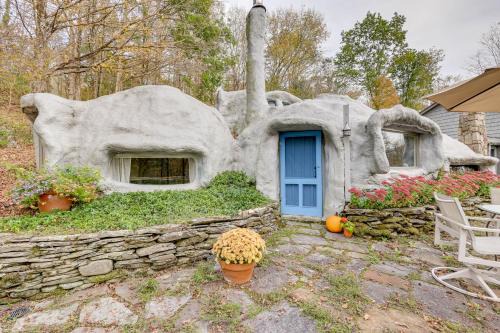 < 6 Mi to Arlington: 'Whimsical Stone Abode!'
