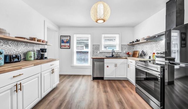 7bdrm, 3baths, 2 kitchens, mins to falls, Arcade, WiFi, AC, parking