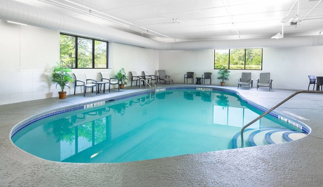Accessible Suite w/Kitchen, Breakfast, & Pool!