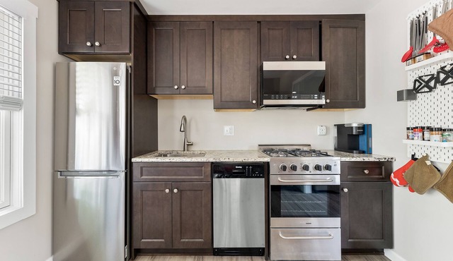 Adorable and Stylishly Renovated Cottage By The Bay!