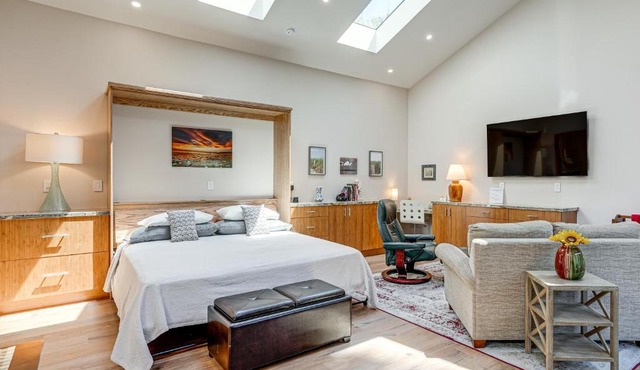 Alameda Studio w/Patio: 3 Mi to Oakland Coliseum!