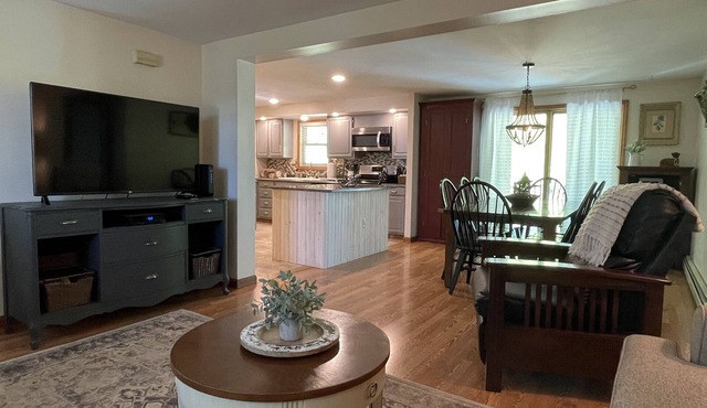 Alana Bertch Cottage, Recently renovated 4 bedroom, 3 bath near All Star Village