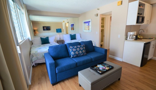 Aloha Surf 1205 Two Beds, Pool, Walk to WAIKIKI BEACH!