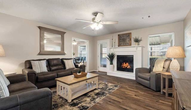 Amy Ln-Newly Remodeled Home w/Outdoor Dining Area