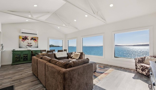 Bay Breeze Main | Bay Front, Private, Quiet