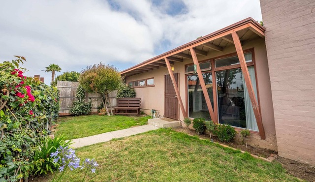 Beach Cottage 2 Bedrooms above Marine Street!