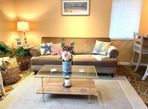Beach gem! Hot Tub/EV/2bd/3.7mi beach/.5mi outlets