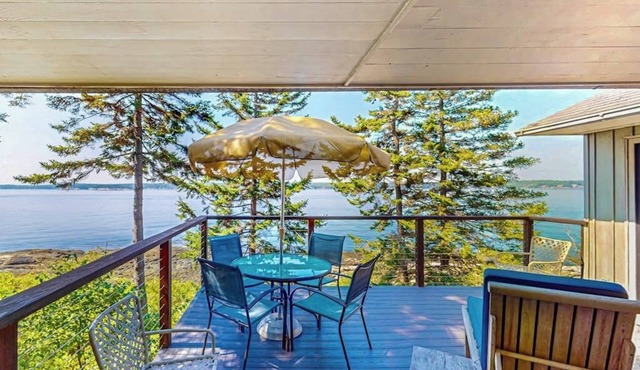 Beachfront Delight with detached guesthouse, private beach access, Dog-friendly