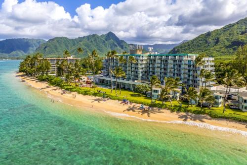 Beachfront Penthouse w/3 Lanais on O’ahu!