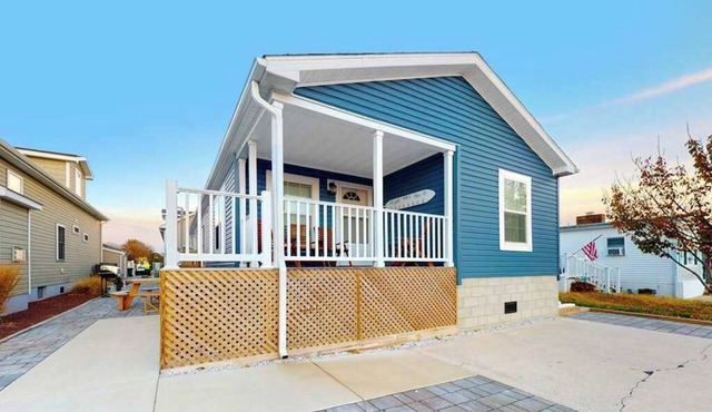 Beachy bayside home in quiet neighborhood with patio, central AC, pool, & tennis