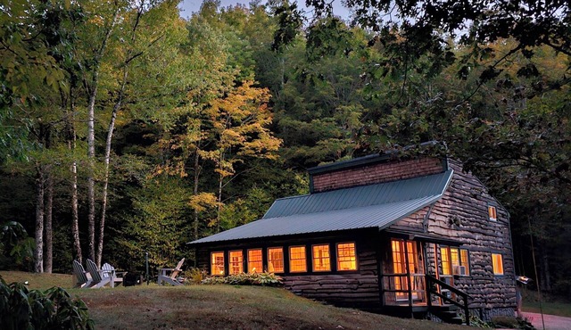 Bearbrook: A Cozy Mountain Cabin, hiking and outdoor adventures await you!