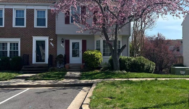 Beautiful 4-bedroom townhome with deck charming old town Gaithersburg