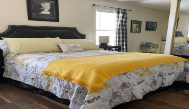 Beautiful 450sqft Master Bedroom w/Private full bathroom, Parking xtra room ava