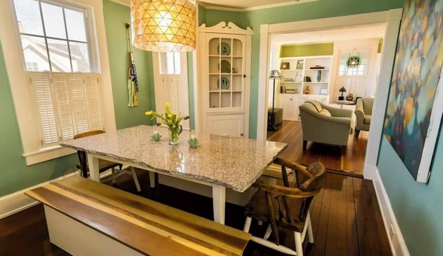 Beautiful Home -Walk to Downtown and the Waterfront