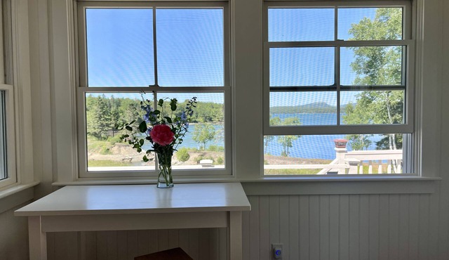 BEAUTIFUL OCEANFRONT COTTAGE WITH AMAZING WATER VIEWS & ACCESS