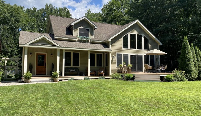 Beautiful, private setting, private pool, close to track & ADKs