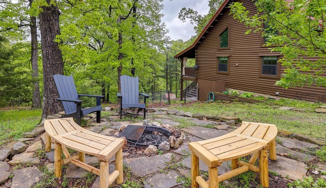 Beaver Lake Vacation Rental w/Private Hot Tub!
