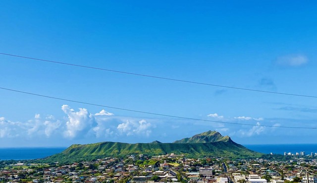 BIG ALOHA & AWESOME VIEW AT THIS HAWAIIAN HOME!