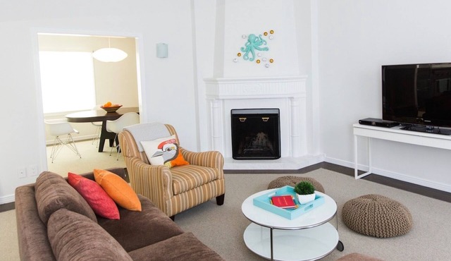 Big & Bright Golden Gate flat, half block to water, walkable to SF fun