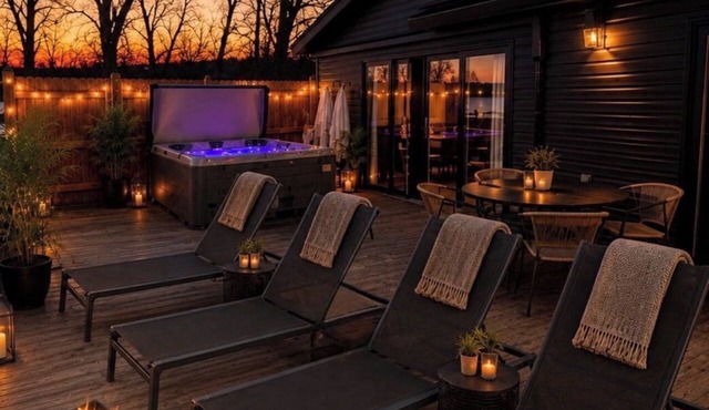 Boutique Lakefront Cottage, Hot Tub, Sauna