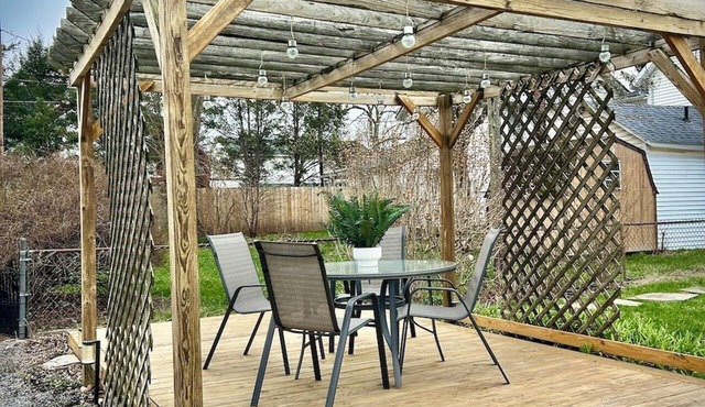 "Breezy Bijou"-King Bed-W/D-AC-Porch-Sun Deck