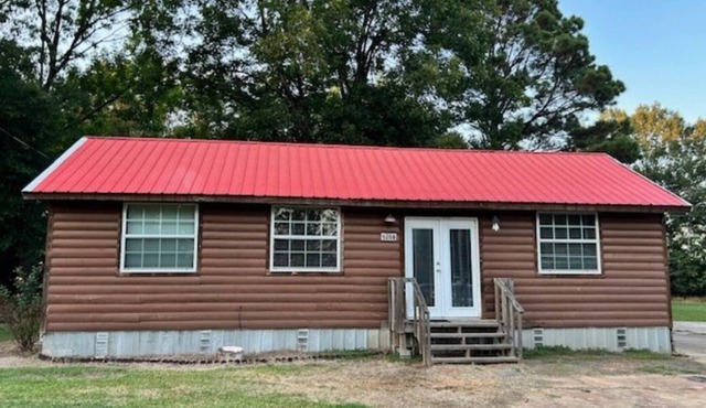 Cabin in the middle of town, near the amenities,but hidden on a dead end street.