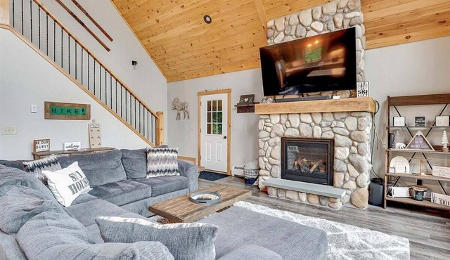 Camp Mt. Will - w/Fireplace, Hot Tub, Porch