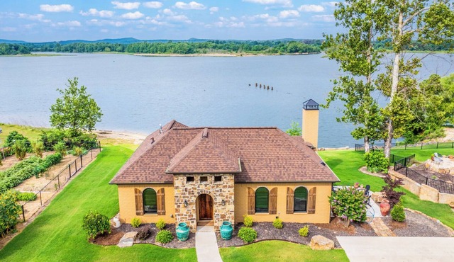 Casa de Coco- Spanish villa w/hot tub on the Arkansas River